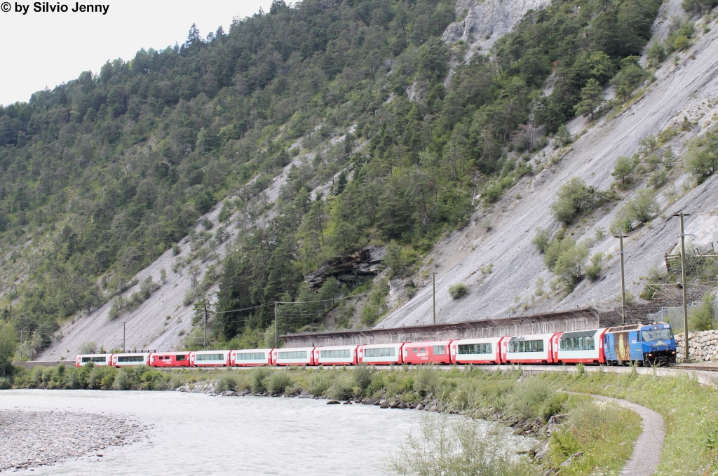 Ein Ziel meines diesjhrigen Sommerurlaubs war es, die doppelten Glacier-Express zwischen Disentis und St.Moritz zu fotografieren. Da sie ab nchster Saison einzeln gefhrt werden. Am 10.8.2013 ist die Ge 4/4''' 652 ''HCD'' mit den GEX 906 und 908 kurz vor Trin in der Rheinschlucht unterwegs.