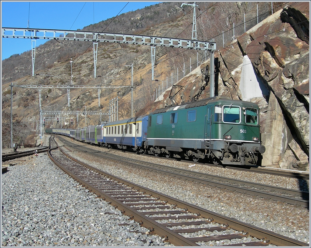 Ein ziemlich langer und bunt gemischter RE 3261 von Bern nach Brig mit der BLS Re 4/4 II 503 bei der Einfahrt in Lalden am 9. Februar 2008.
