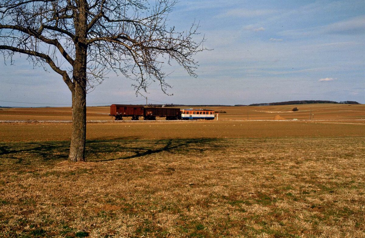 Ein ziemlich verloren wirkender Zug der WEG-Nebenbahn Amstetten-Laichingen, 13.04.1985