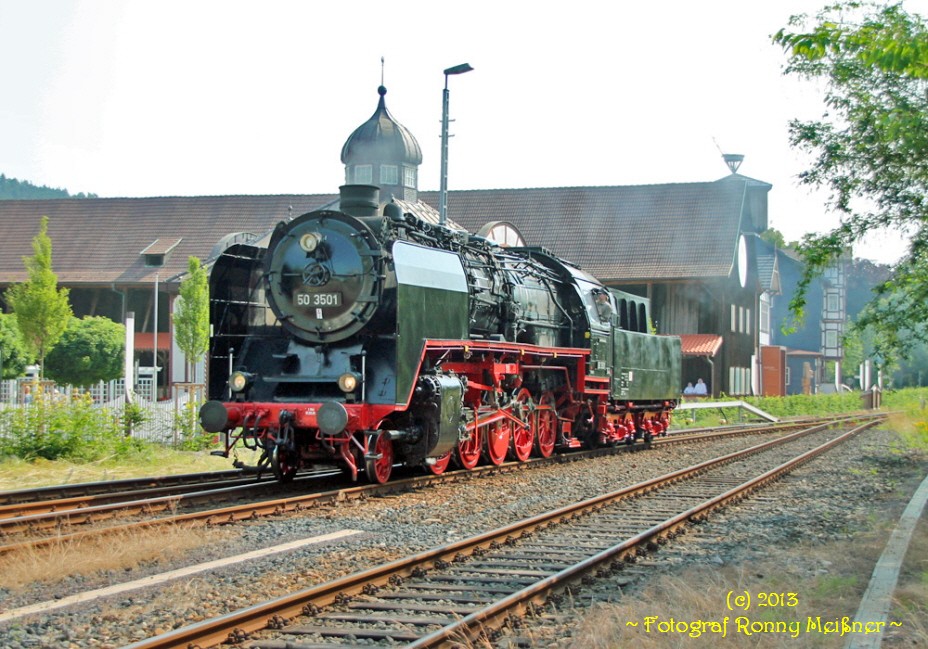 Ein Zufall Bild als ich, in Bad Salzungen wahr.
das Bild zeigt die Baureihe 50 3501
im Bahnhof Bad Salzungen in Thüringen 

Info: Bei der Baureihe 50 3501, 
handelt es sich um eine Güterzuglok