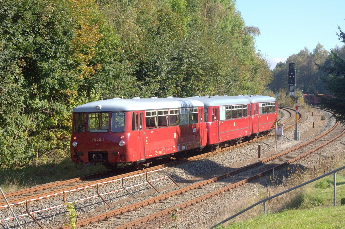 Ein Zug 172 760-3, das sogenannte  Ferkeltaxi  auf dem Weg zum Bahnhof Schwarzenberg vorbei am Eisenbahnmuseum. 04.10.2014, 12:40 Uhr