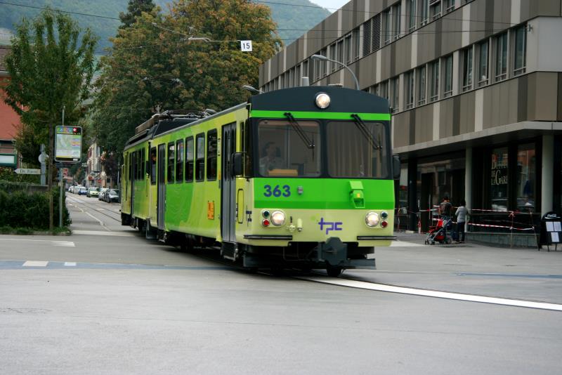 Ein Zug der A-Linie gefhrt vom Beiwagen Bt 363 erreicht den Bahnhofsvorplatz von Aigle; 29.09.2013