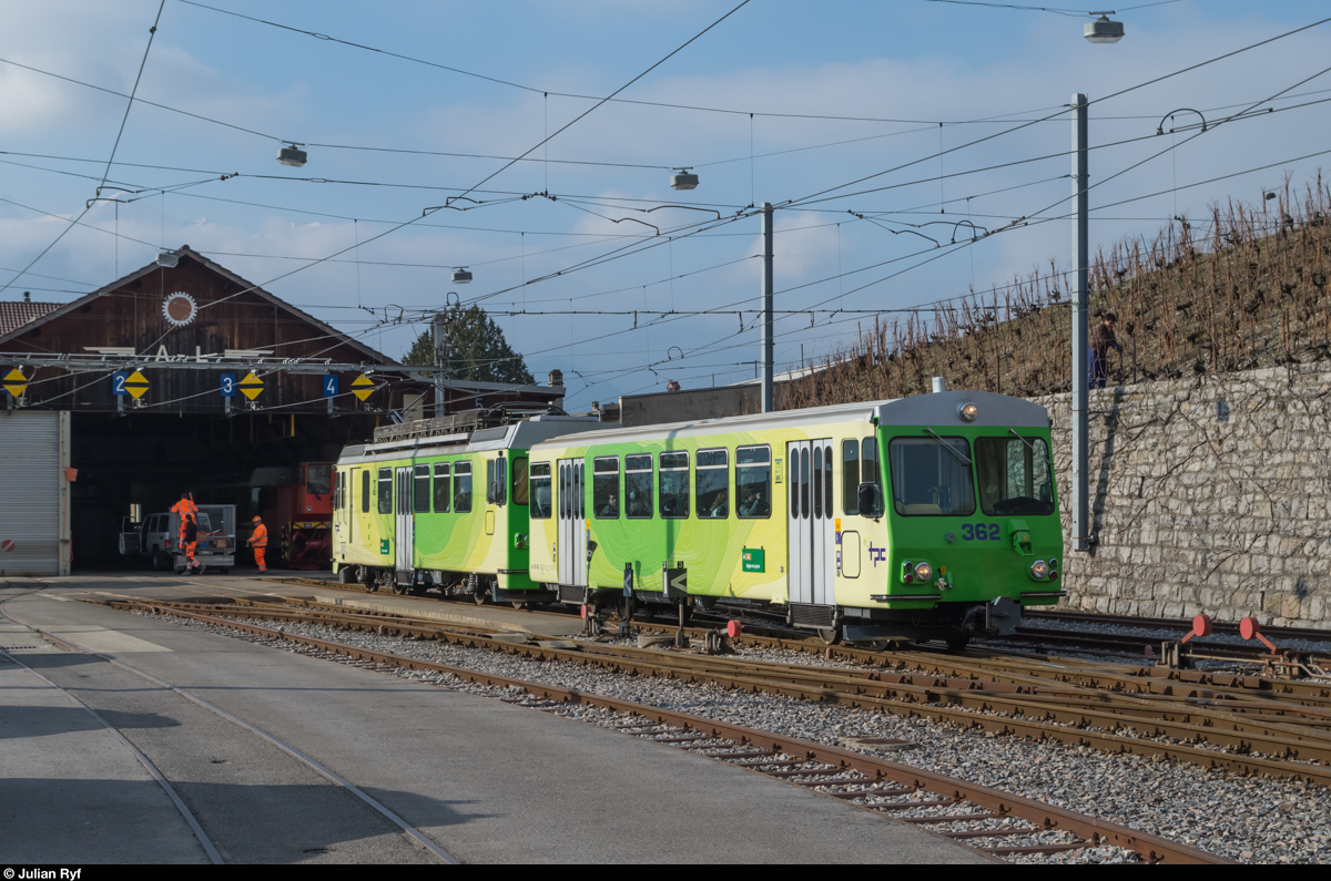 Ein Zug der Aigle-Leysin-Bahn am 17. Februar 2016 bei der Spitzkehre in Aigle-Dépôt.