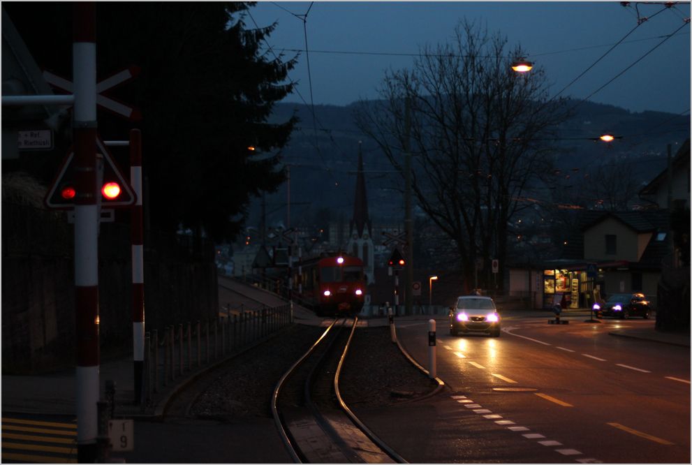 Ein Zug der Appenzeller Bahnen in der Abenddämmerung auf dem Zahnradabschnitt in St. Gallen. In wenigen Jahren soll dieser steigungsreiche Abschnitt durch den Ersatz eines Tunnels sowie die Fahrzeuge durch den Ersatz des Typs Tango Geschichte sein... 1.3.14 