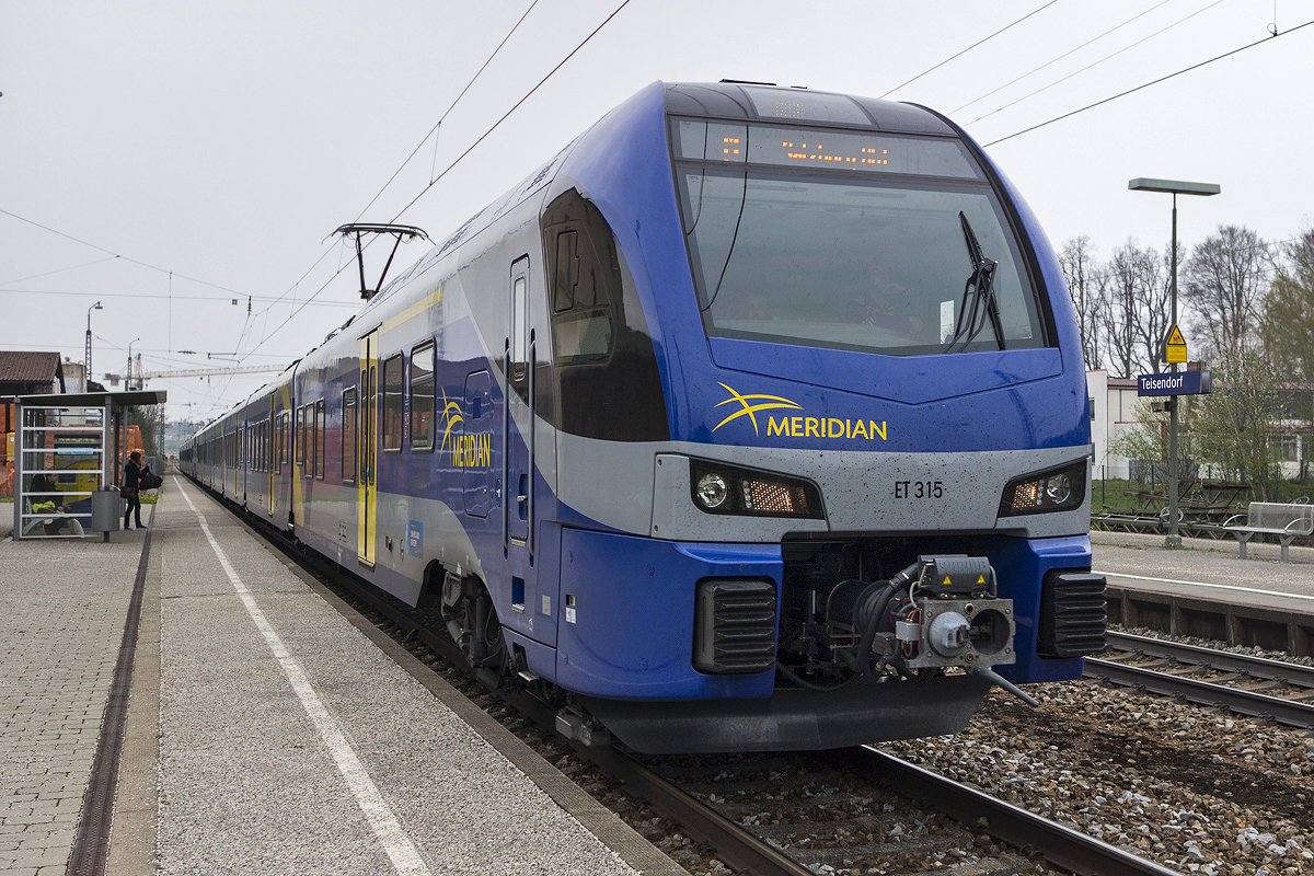 Ein Zug aus zwei Meridian ET 315 und ET 326 (hinten) auf seinem Weg nach Salzburg hält am 06.04.2014 im Bahnhof Teisendorf.