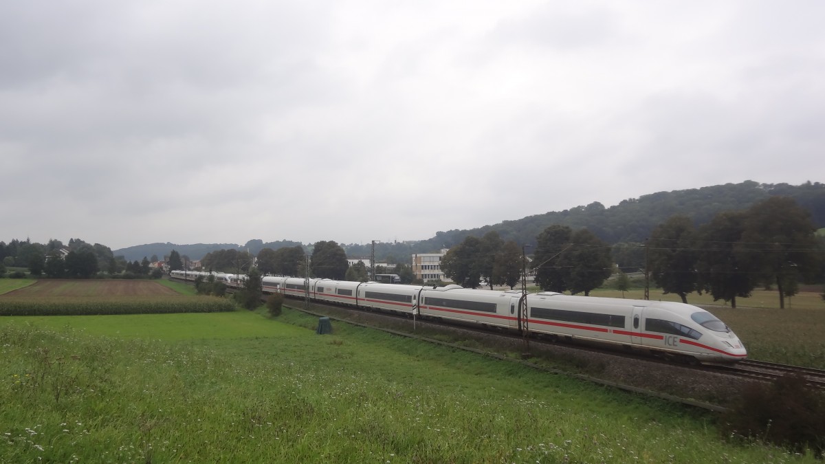 Ein Zug der Baureihe 403 fuhr am 1.9.14 als ICE 610 durch Ebersbach. 