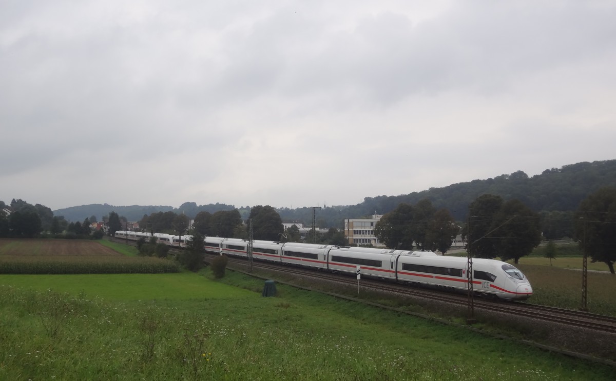 Ein Zug der Baureihe 407 fuhr am 1.9.14 als ICE513 durch Ebersbach. 