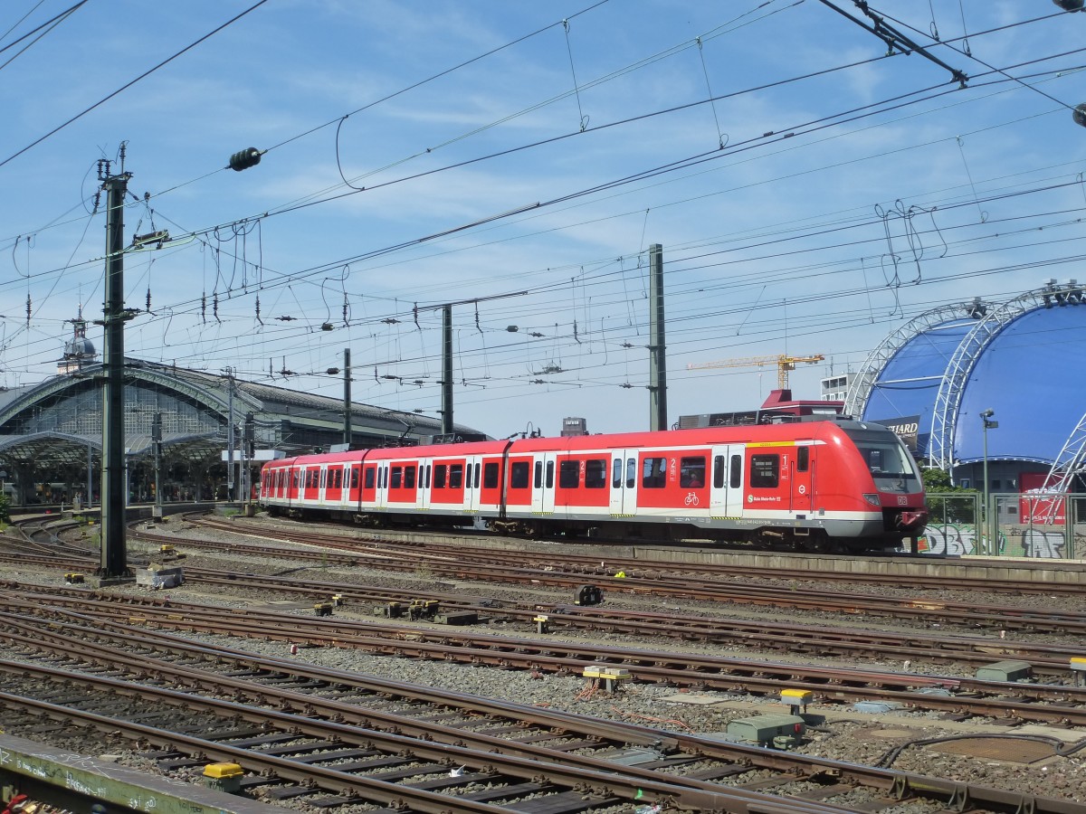 Ein Zug der Baureihe 422 fuhr am 01.08.2015 als S-Bahn in Richtung Köln Hbf.