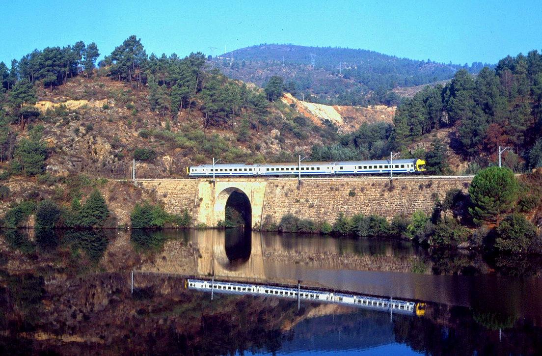 Ein Zug der Baureihe 444 bei A Ra, Strecke Ourense - Ponferrada - Len, 16.09.1991.