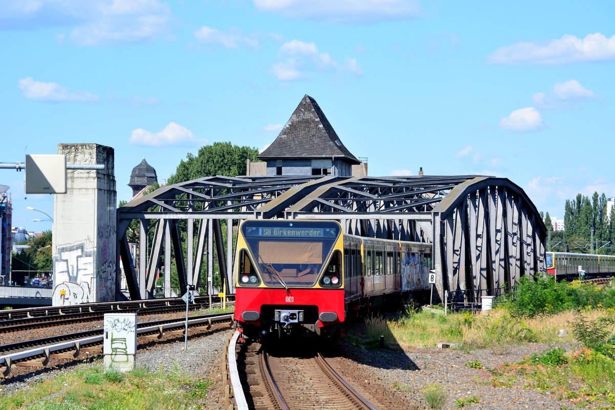 Ein Zug der Baureihe 480 fährt als S8 nach Birkenwerder in Treptower Park aus gen Ostkreuz.

Berlin 25.07.2018