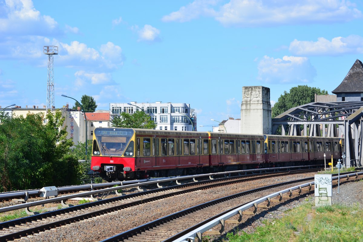Ein Zug der Baureihe 480 fährt als S41 Ringbahn in Treptower Park ein.

Berlin 25.07.2018