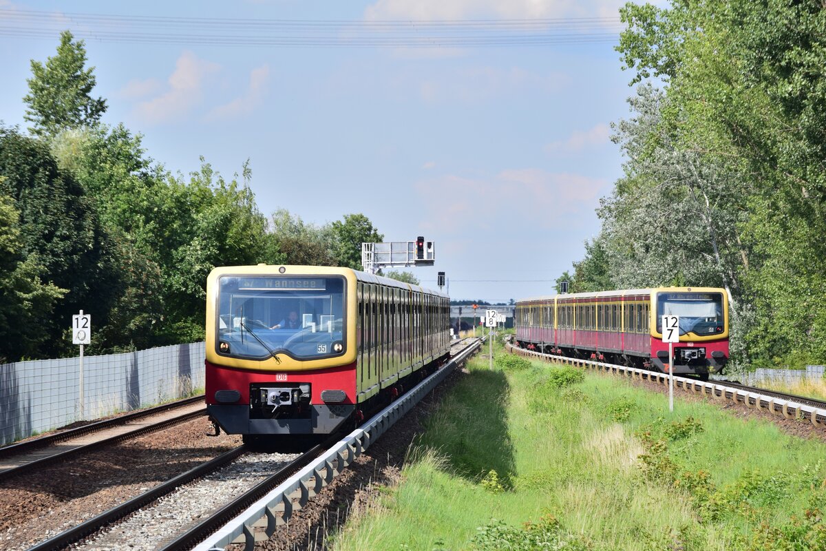 Ein Zug der Baureihe 481 erreicht den Haltepunkt Mehrower Allee in Berlin Marzahn.

Berlin 14.07.2020