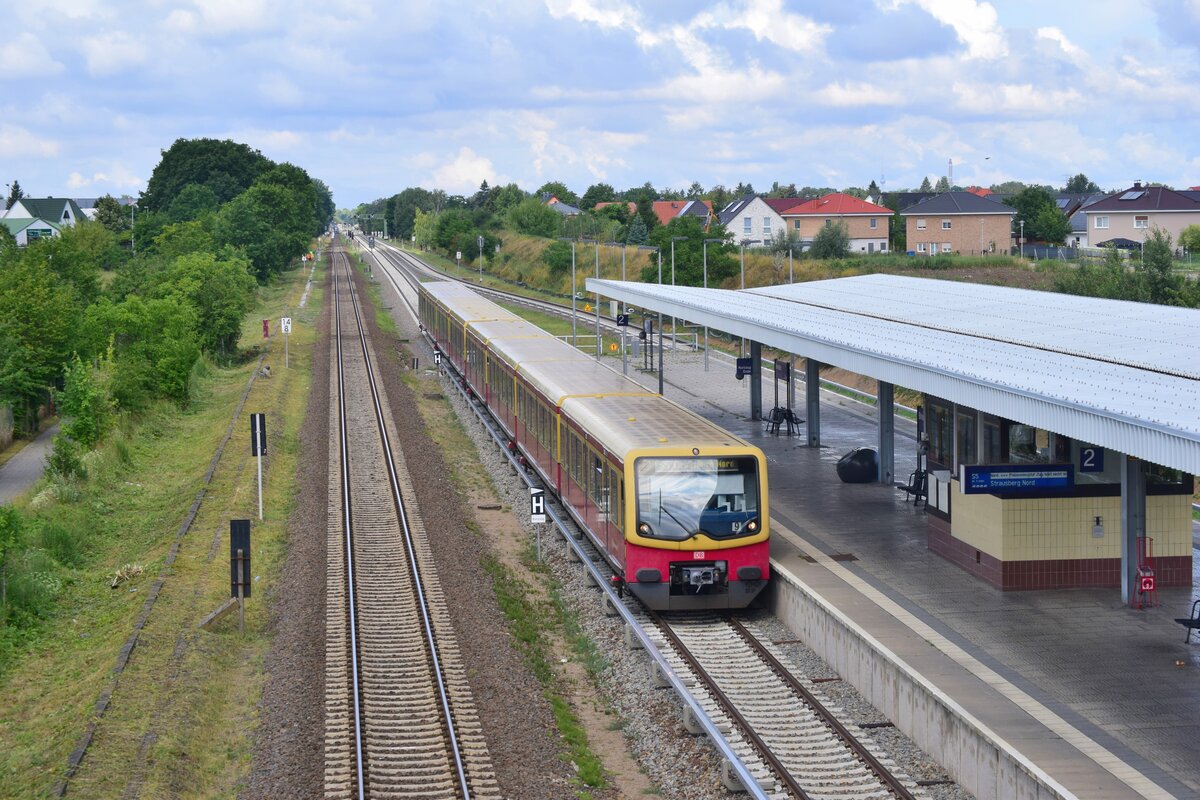 Ein Zug der Baureihe 481 erreicht aus Richtung Berlin den S-Bahn Haltepunkt Birkenstein.

Birkenstein 16.07.2020