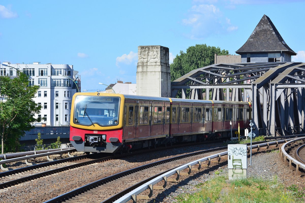 Ein Zug der Baureihe 481 fährt als S-Bahn nach Schönefeld Flughafen in Treptower Park ein.

Berlin 25.07.2020