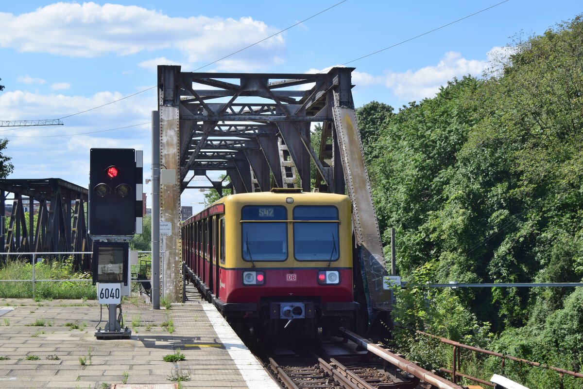 Ein Zug der Baureihe 485 verlässt dien Haltepunkt Storkower Straße in Richtung Landsberger Allee.
Das Ende dieser Baureihe naht bereits. Am Gründonnerstag 2023 geht die Baureihe nach 30 Dienstjahren in den Ruhestand. 

Berlin 13.07.2020