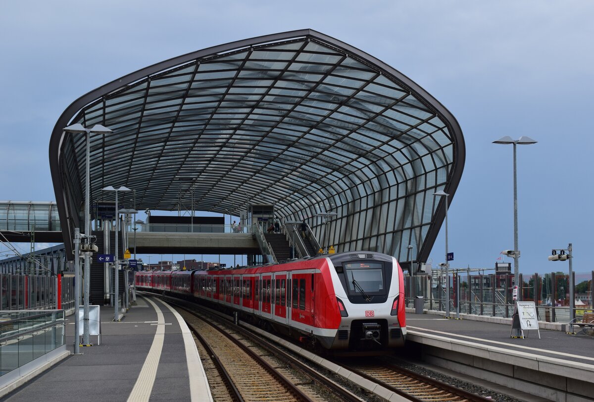 Ein Zug der Baureihe 490 steht in Hamburg Elbbrücken auf den Weg zum Hauptbahnhof.

Hamburg 26.07.2021