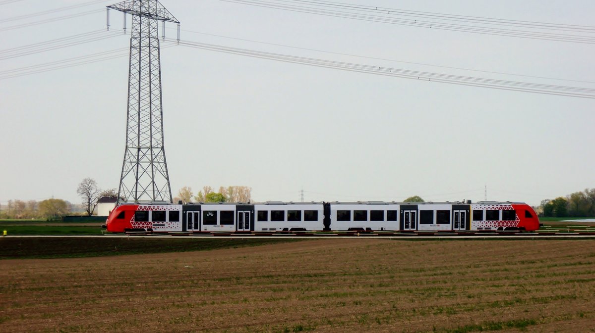 Ein Zug der Baureihe 622 fährt durch die Kurve kurz nach dem Abzweig der Strecke in Richtung Bürstadt. Unterwegs ist dieser Zug als RB 13826 (RB 63) nach Bensheim. Aufgenommen am 17. April 2019.