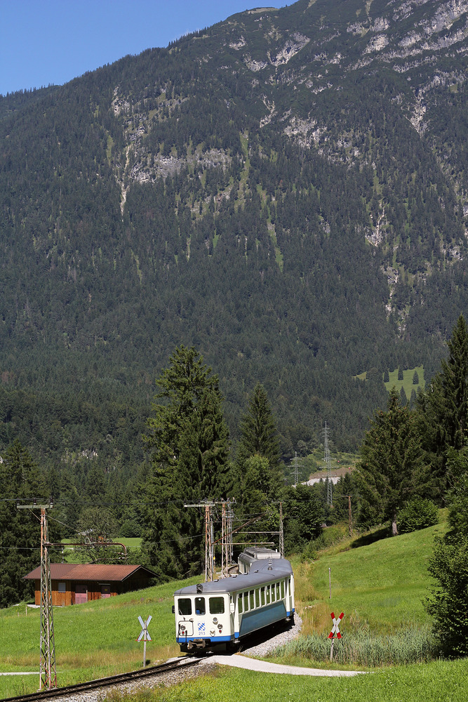 Ein Zug der Bayerischen Zugspitzbahn, aufgenommen am westlichen Stadtrand von Garmisch-Partenkirchen.
Aufnahmedatum: 8. August 2016