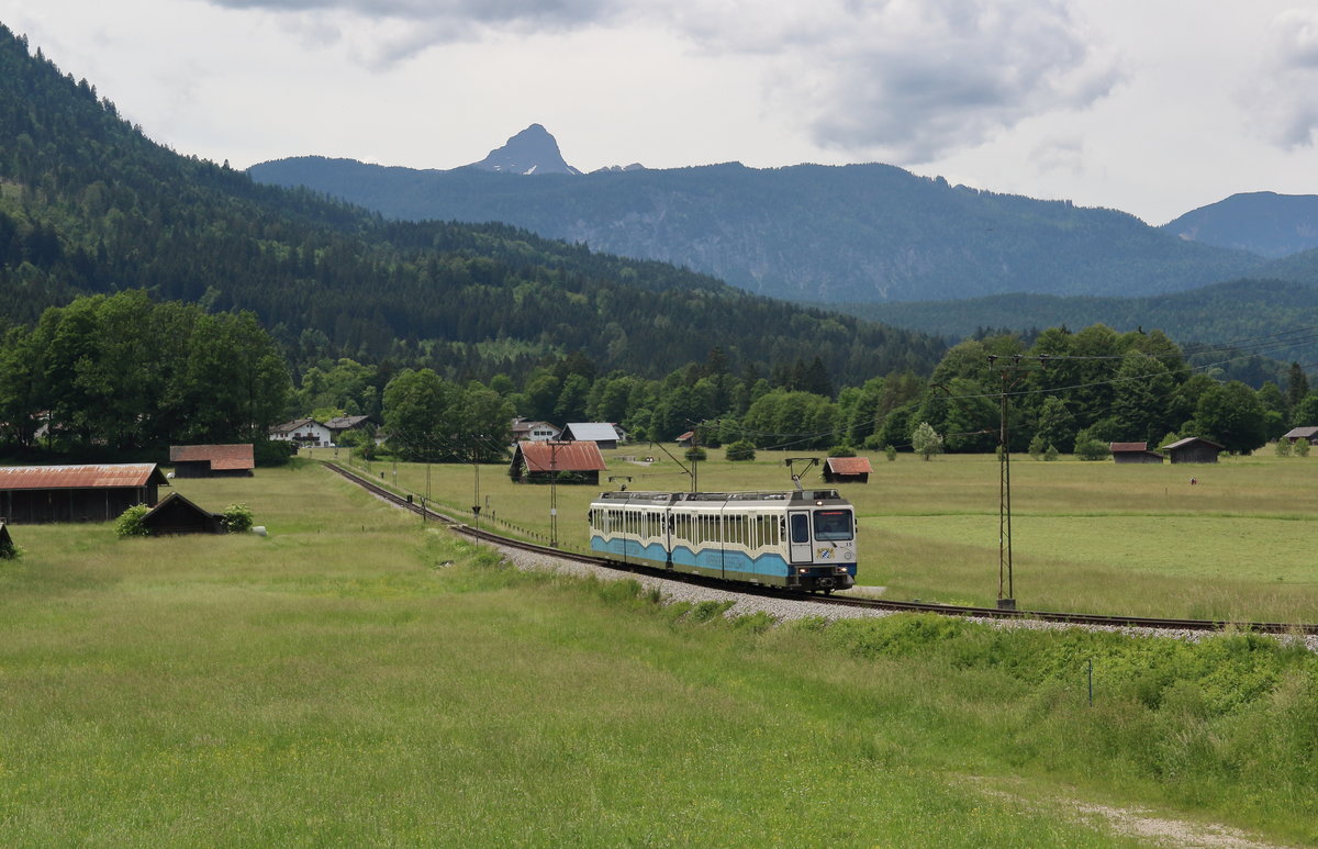 Ein Zug der Bayrischen Zugspitzbahn (BZB) auf ihrer Talfahrt, kurz vor der Station Kreuzeck-/Alpspitzbahn.

Kreuzeck-/Alpspitzbahn, 3. Juni 2018 