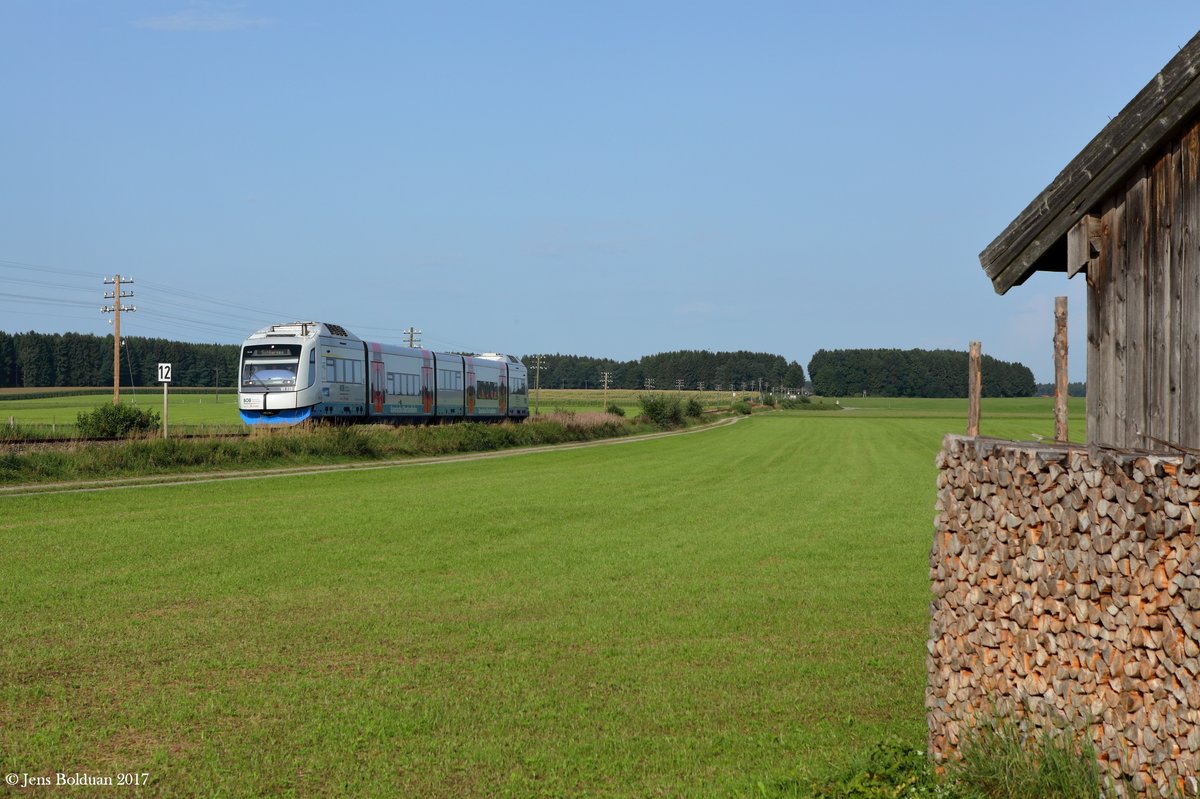 Ein Zug der BOB von München kommend in Richtung Schliersee wird gleich den Haltepunkt Darching erreichen 