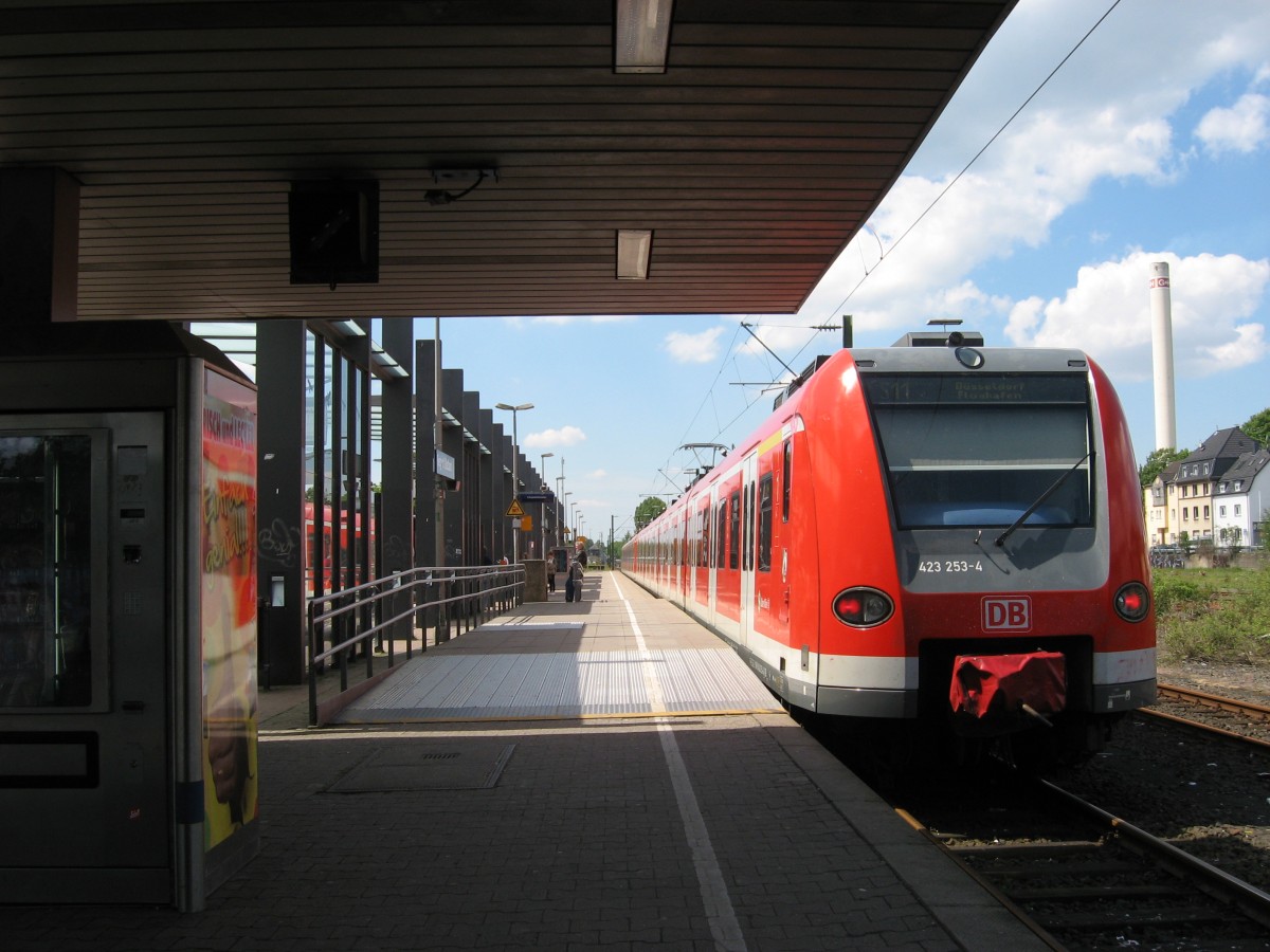 Ein Zug der BR 423 fhrt 28.5.13 als S11 aus Dsselsdorf in ihrem Endbahnhof in Bergisch-Gladbach ein. 