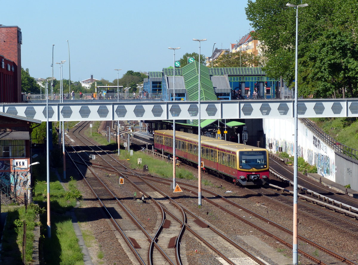 Ein Zug der BR 481 bei der Ausfahrt aus dem Bahnhof Hermannstraße. Hier bestehen Umstiegsmöglichkeiten zur U8 und dem Bus. Fotografiert von der Hertabrücke. 6.5.2018, Berlin