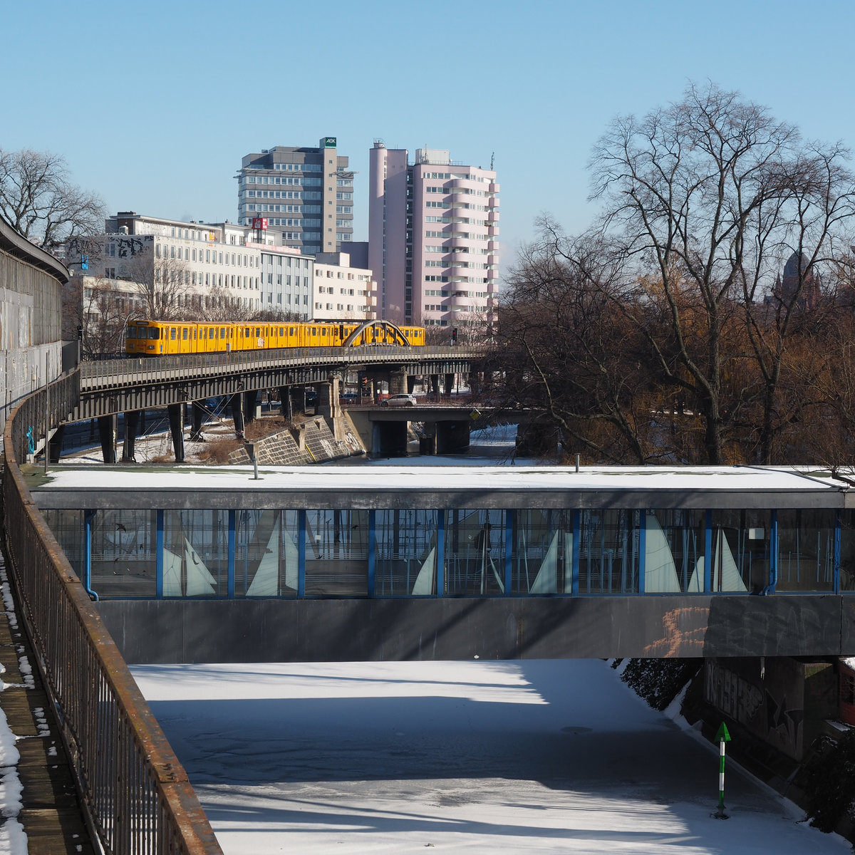 Ein Zug der BR A3L92 (hinten mit Zug 5569 fährt auf der U1/U3 aus dem Bahnhof Möckernbrücke.
Über dem gefrorenen Landwehrkanal der Übergang zur U7.

Berlin, der 14.02.2021