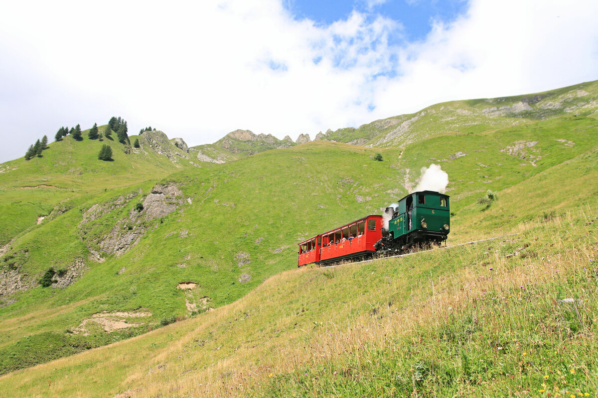Ein Zug der Brienz Rothorn Bahn von 1933 im Abstieg. Dampflok 6 mit dem Vierachser 16 und dem Zweiachser 26. 3.August 2023 