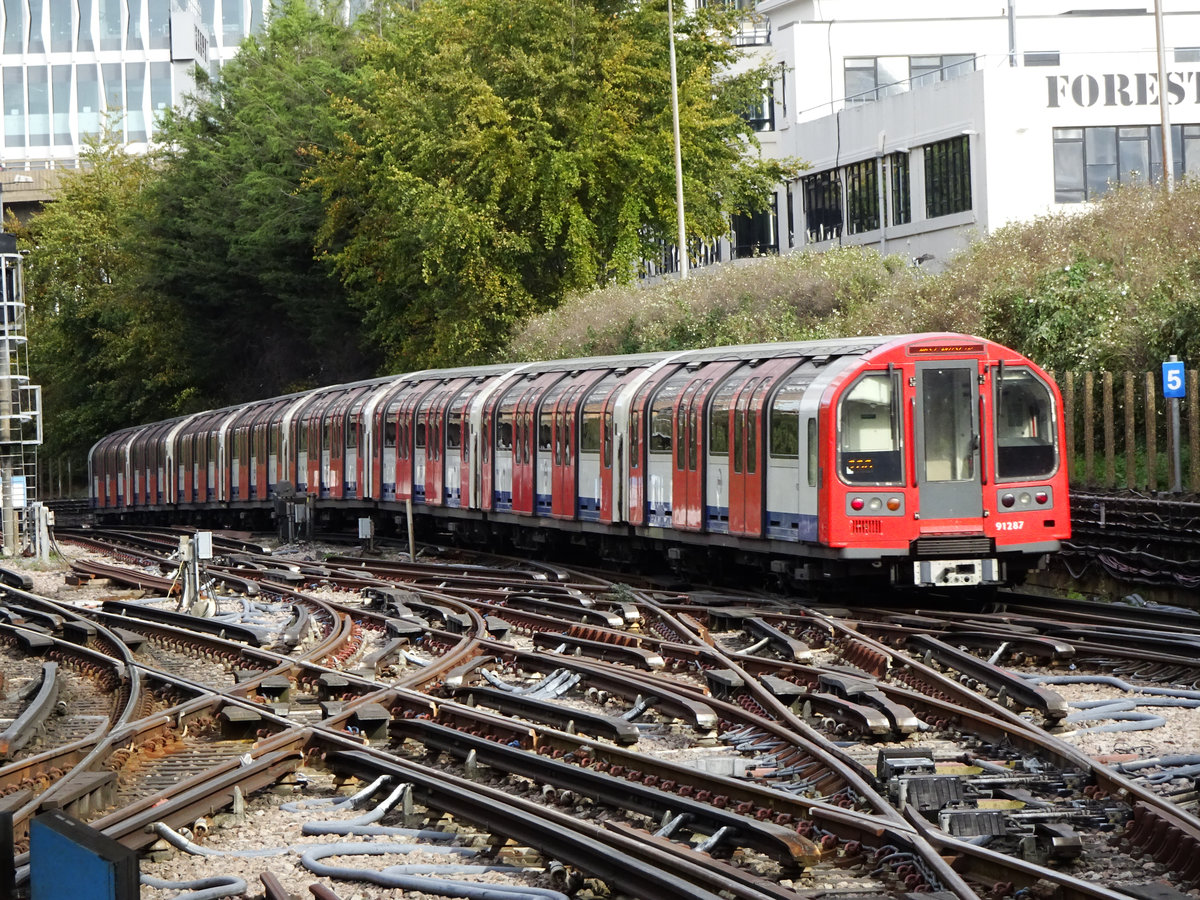 Ein Zug der Central Line in Richtung West Ruislip verlässt den Bahnhof White City, 13.10.2018.