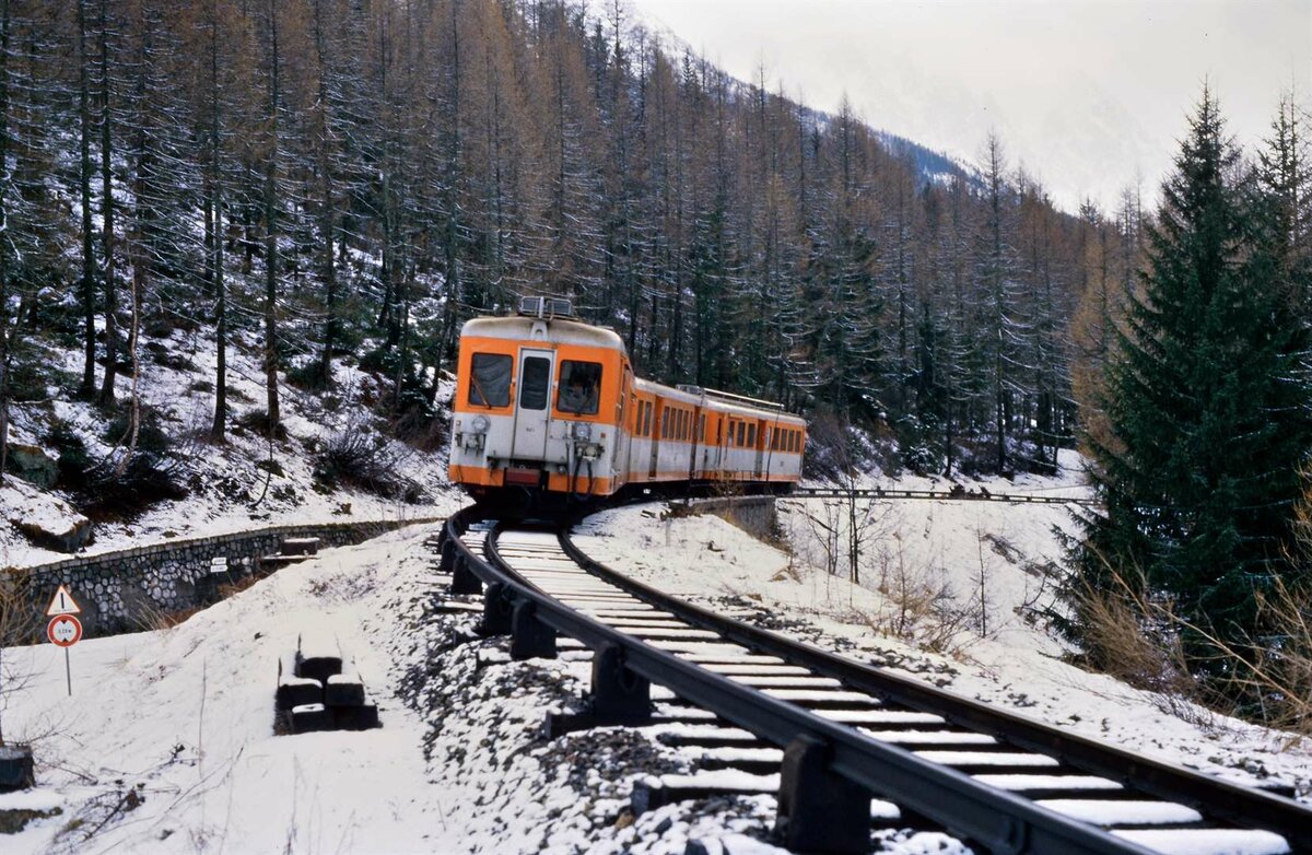 Ein Zug des Mont-Blanc-Express (Baureihe Z 600) legte sich in die Schräge (in der Nähe von Montroc Le Planet), 01.01.1988