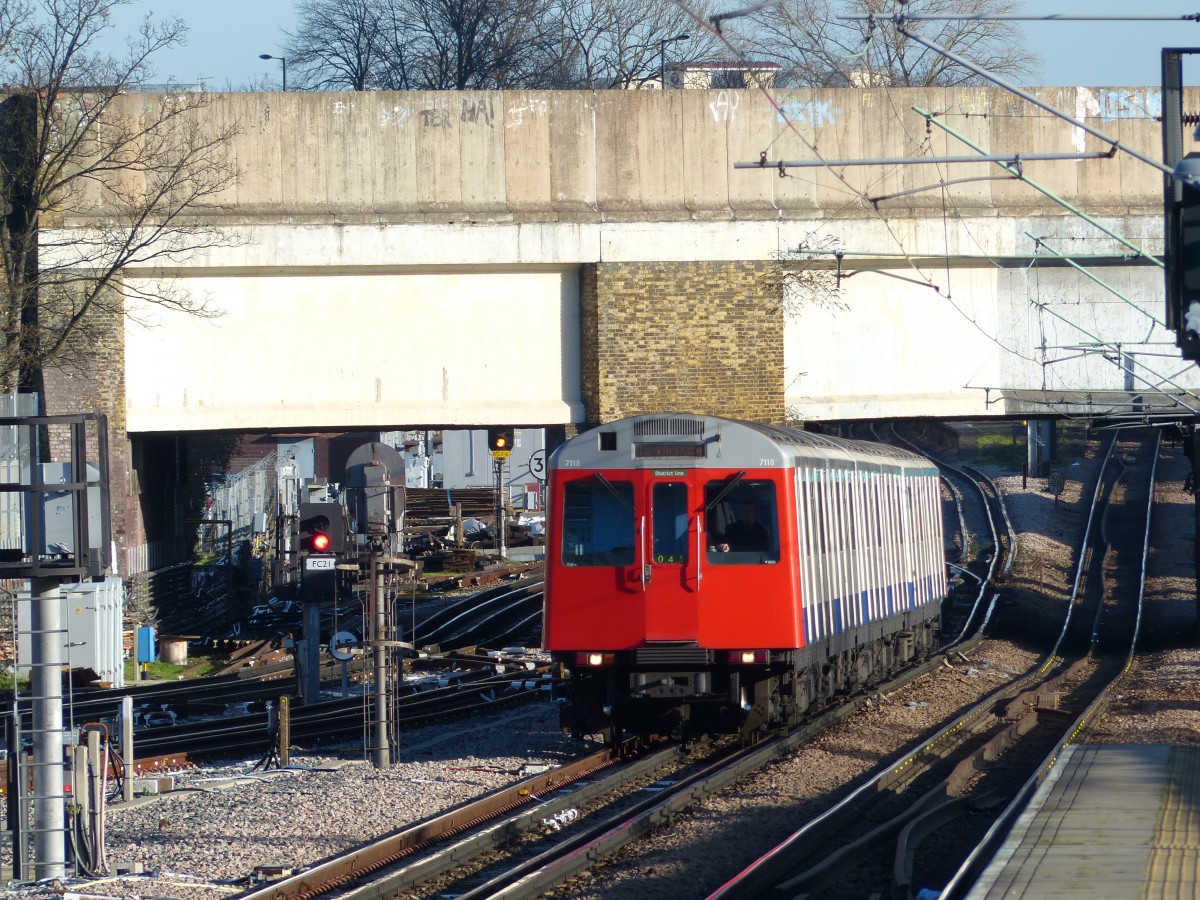 Ein Zug der District Line, Großraumprofil bzw. Sub-Surface-Typ D78 kurz vor der Einfahrt in West Ham. 28.12.2013
