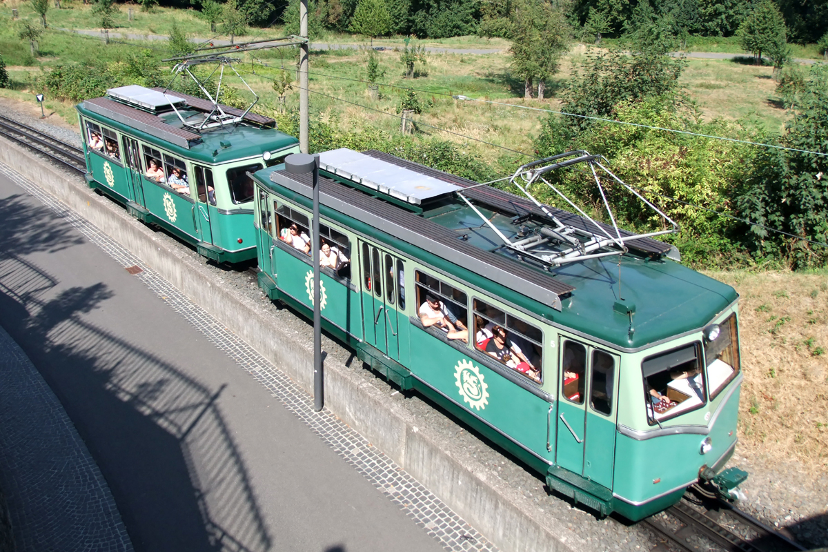 Ein Zug der Drachenfelsbahn bei der Bergfahrt kurz vor der Ankunft in der Mittelstation Schloss Drachenburg 18.8.2018