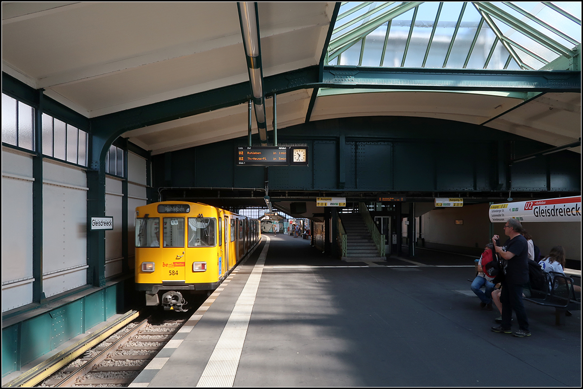 Ein Zug, ein Standort, drei Bilder -

Einfahrt eines U-Bahnzuges geführt vom Typ A3L92 in die untere Ebene der Station Gleisdreieck. Die obere Station der Linien U1 und U3 ragt in die Halle der U2-Ebene, im Bild der grüne 'Kasten' über der Treppe.

22.08.2019 (M)