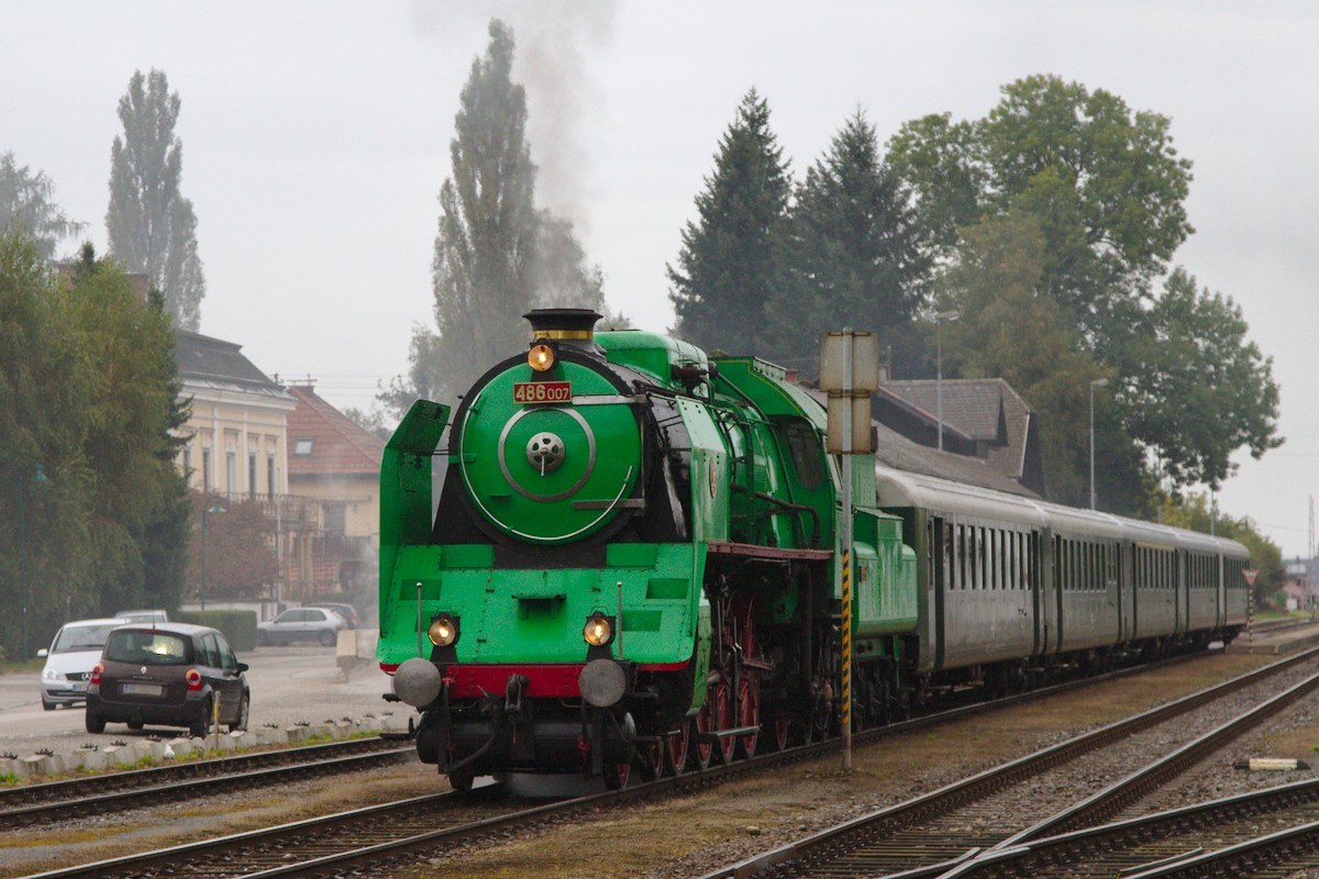Ein Zug, den es zur Zeit der Dampfloks im Mattigtal mit Sicherheit nie gegeben hat: die CSD 486.007 (alias Grüner Anton) mit 5 grünen Schlierenwagen bei einem kurzen Stopp im Bahnhof Mattighofen. (02.10.2016)