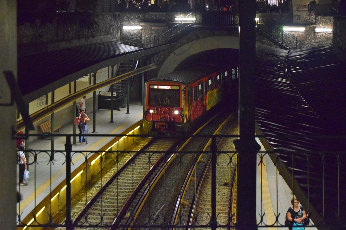 Ein Zug fährt aus Richtung Praeus in die U-Bahnsation Monastiraki am Abend des 10.09.2018