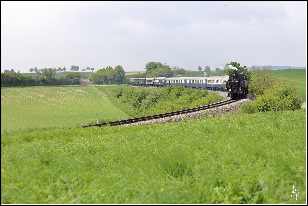 Ein Zug gewaltiger Länge unterwegs zum Oldtimertreffen nach Ernstbrunn. Entstanden ist die Aufnahme im zweiten Gleisbogen bei Hetzmannsdorf. Zuglok ist die 93.1420, die direkt hinter der Dampflok gereihte Diesellok ist kaum zu sehen. (07.05.2017) 