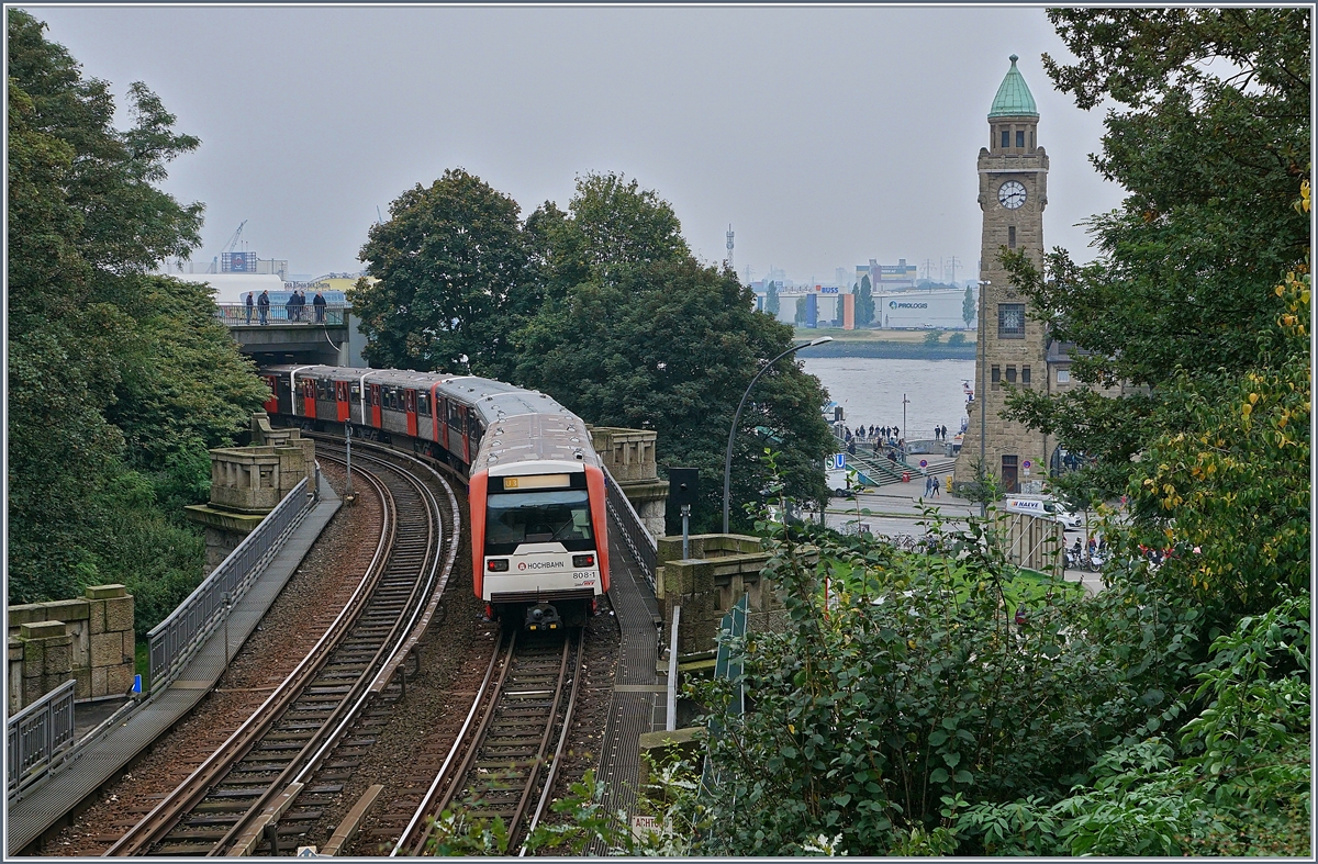 Ein Zug der Hamburge Hochbahn erreicht die Station Landungsbrücke.
30. Sept. 2017