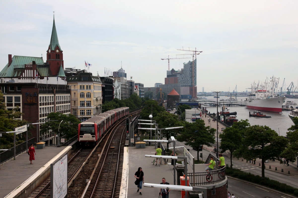 Ein Zug der Hamburger Hochbahn AG, als U3 Schlump - Barmbek, geführt von Zug 802, bei Einfahrt in die Station Landungsbrücken am 19.06.2013.