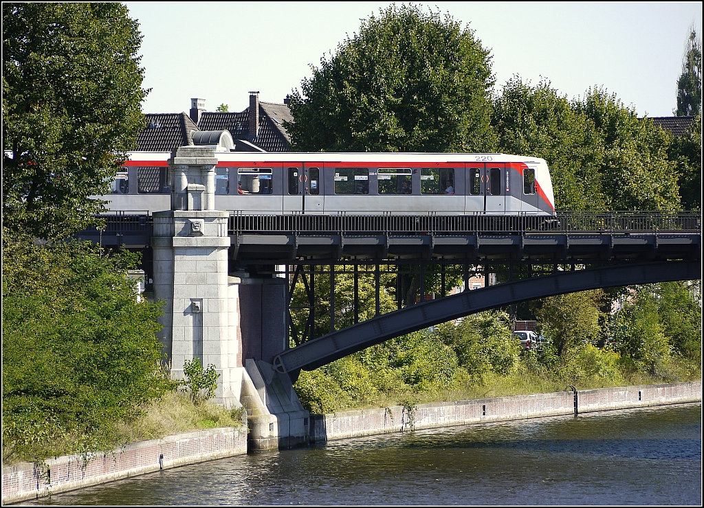 Ein Zug der Hamburger U-Bahnlinie U1 berquert die Alster bei der Strae  Leinpfad . 6.9.2013