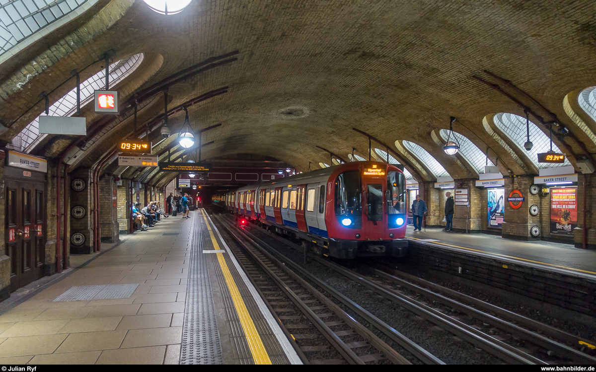 Ein Zug der Hammersmith & City Line erreicht am 12. August 2017 die Station Baker Street.
