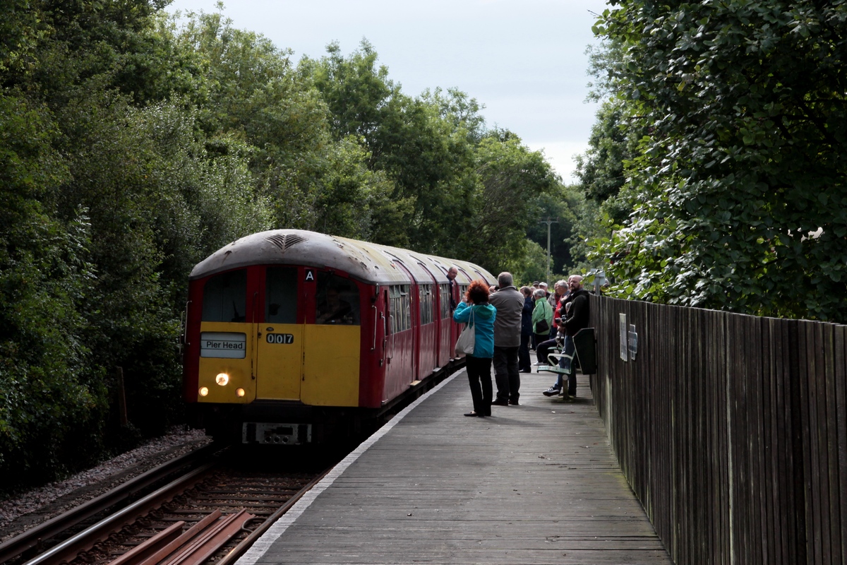 Ein Zug der Island Line (Isle of Wight) in Smallbrook Junction, hier besteht Anschluß an die Isle of Wight Steam Railway. Bedingt durch die niedrige Bauweise der Triebzüge ragen die Türen bis in den Dachbereich, so das vom Aussteiger zuerst der Kopf zu sehen ist. 04.09.2015