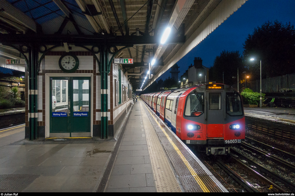 Ein Zug der Jubilee Line erreicht am 9. August 2017 die Station Willesden Green. 55 % der Strecken der London Underground sind wie hier oberirdisch.