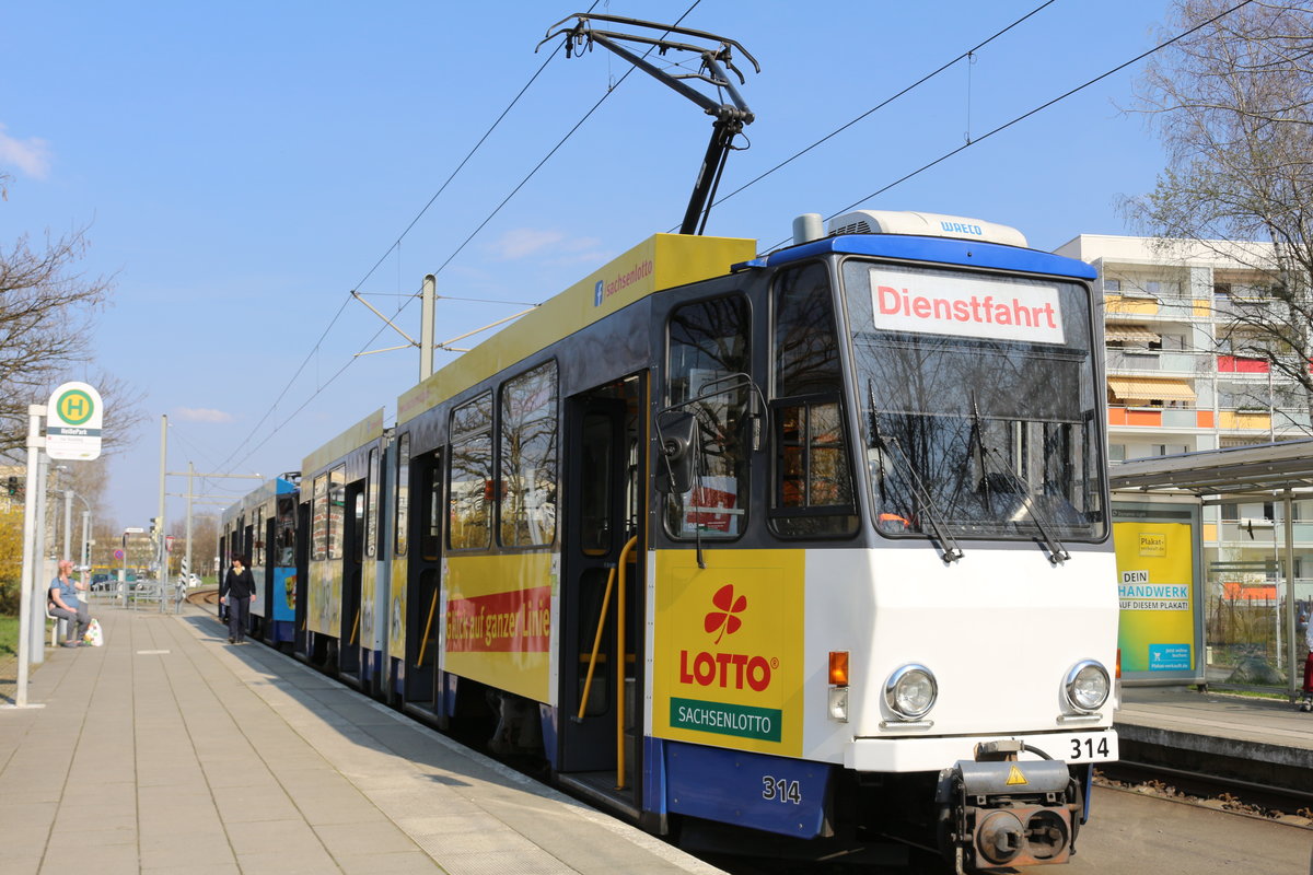 Ein Zug der Linie 1 in Görlitz an der Haltestelle NeißePark. Beschriftet mit ,,Dienstfahrt''.
