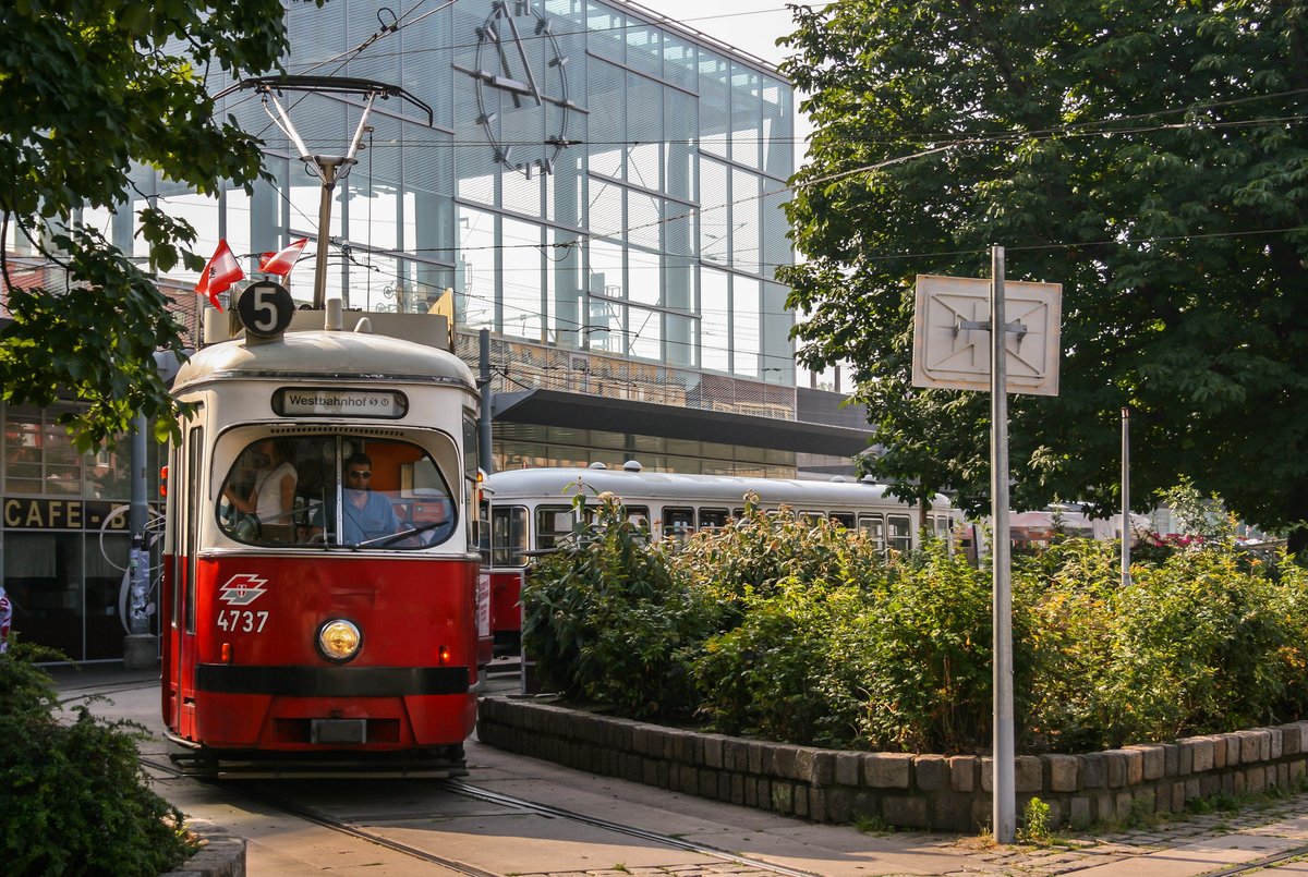 Ein Zug der Linie 5 am Praterstern (E1 4737, Baujahr 1971 + c3 Beiwagen, Baujahr ab 1959)

25.Juni.2008

4737 wurde per 23.12.2014 skartiert