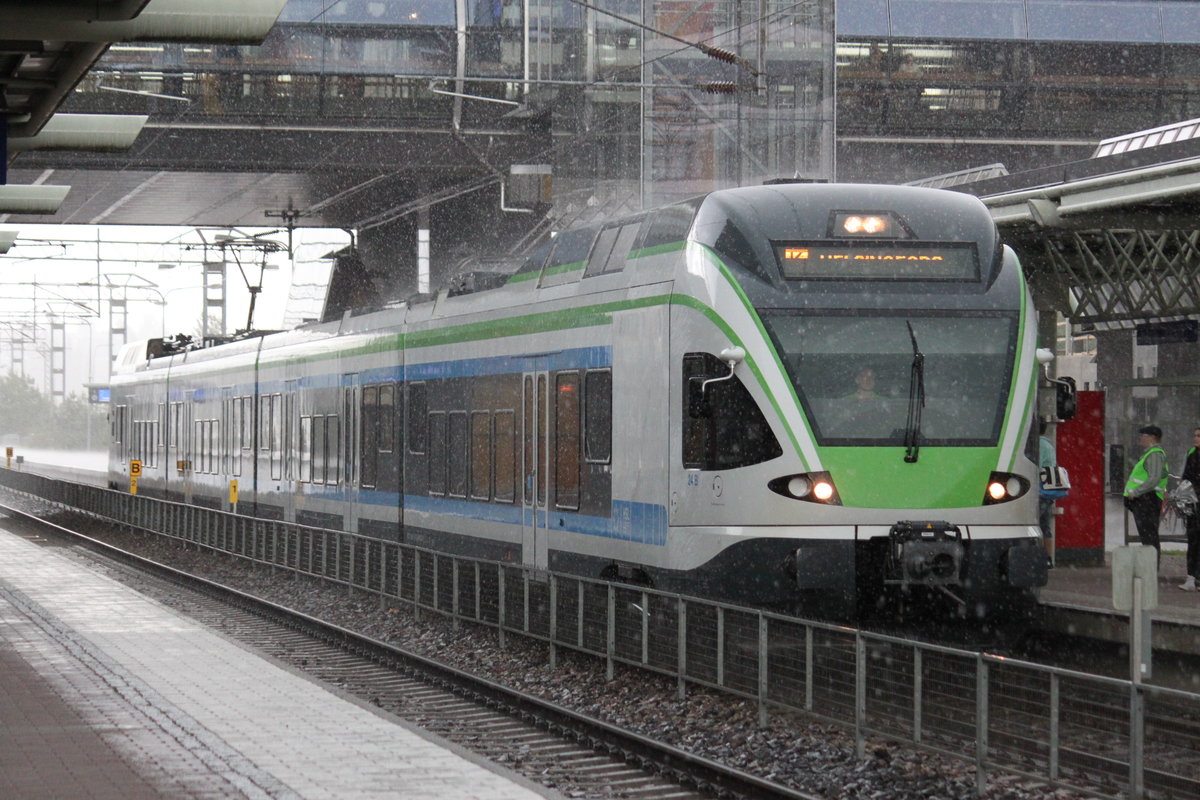 Ein Zug der Linie K nach Helsinki erreicht am 22.07.2017 bei starken Niederschlägen den bahnhof Tikkurila.