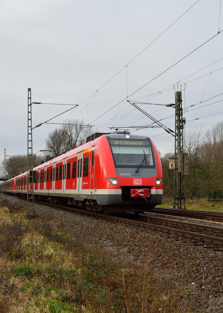 Ein Zug der Linie S8/S5 nach Dortmund ist hier gerade an der Einfahrt zum Bahnhof Kleinenbroich zu sehen, geführt wird er vom 422 053-9. 11.1.2014