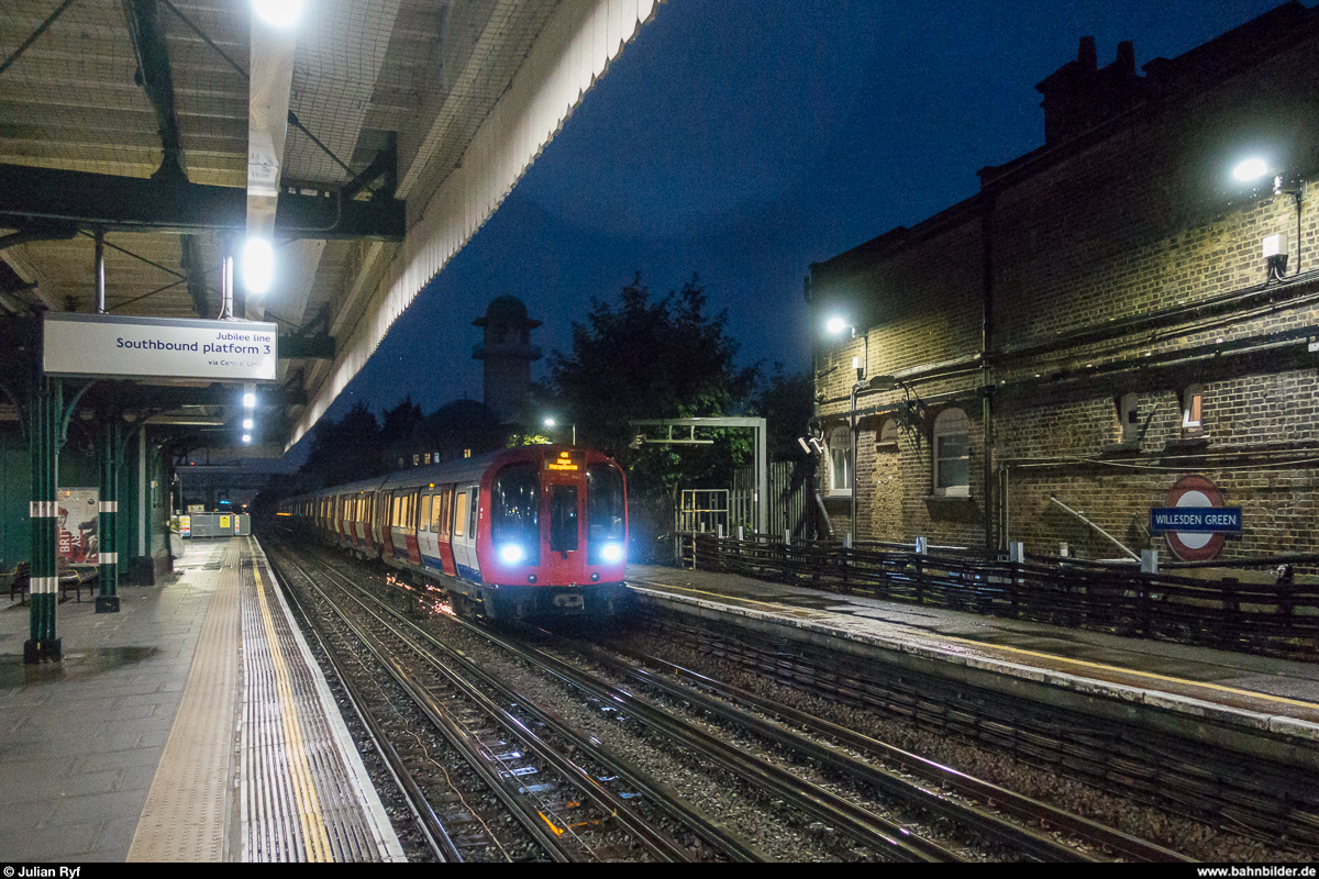 Ein Zug der Metropolitan Line durchfährt am 9. August 2017 ohne Halt die Station Willesden Green. 
