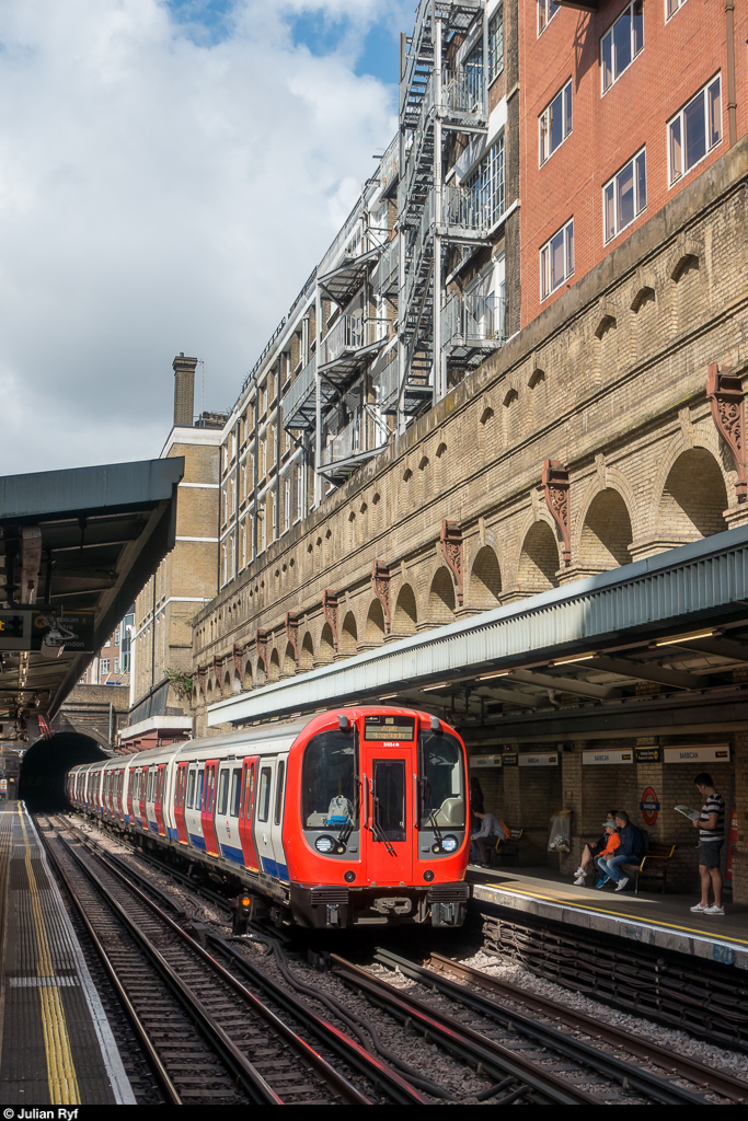 Ein Zug der Metropolitan Line erreicht am 12. August 2017 die Station Barbican.