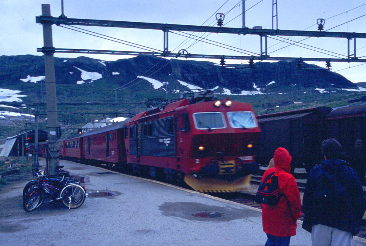 Ein Zug mit einem  Hai  (El 16 2209) an der Spitze kommt aus Richtung Bergen in Finse an. (August 1998, Scan vom Farbdia)