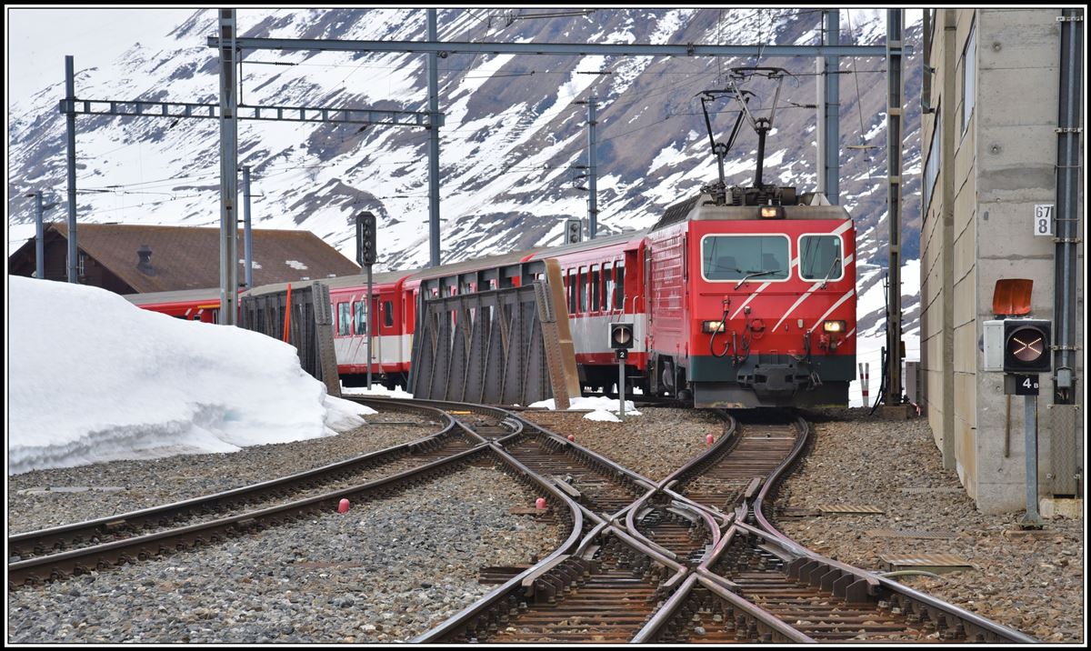 Ein Zug mit einer HGe 4/4 II in Warteposition in Andermatt. (10.04.2019)